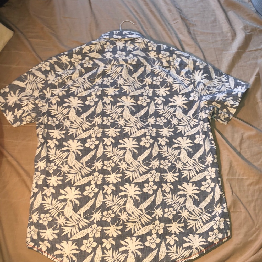 Hawaiian shirt- fun flower design - Picture 5 of 5